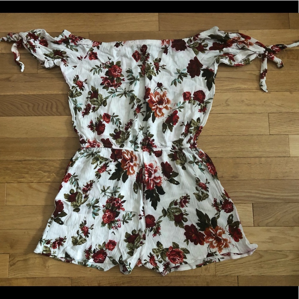 🌺NWOT Off the shoulder floral romper🌺